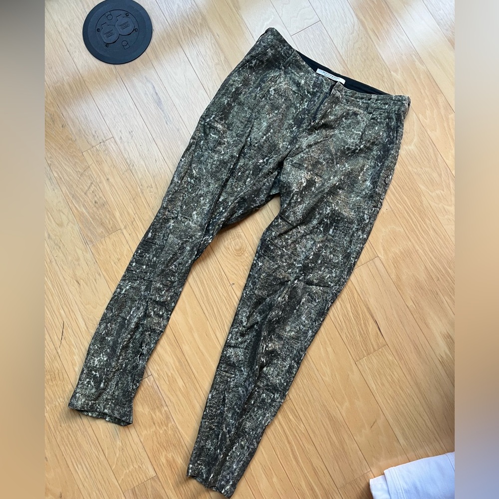 Scotch and soda metallic pants. Gold tone, cropped size. Lightweight.